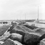 171048 Afbeelding van het vervoer van stenen per spoor ten behoeve van de aanleg van de Europoorthaven bij Rotterdam.